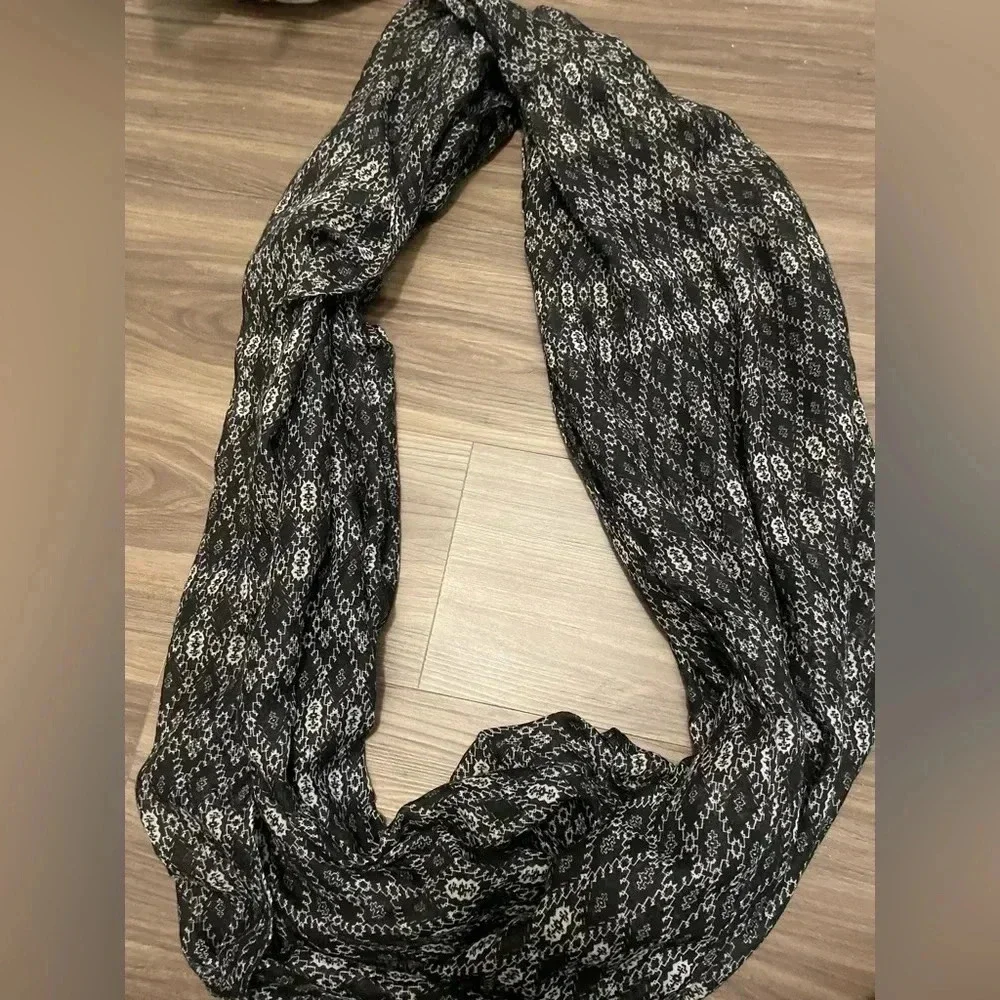 Charlotte Russe black and white 100% polyester scarf OS
